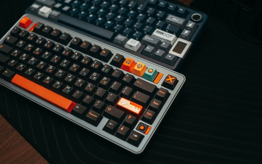 Mechanical keyboard with replaceable keycaps