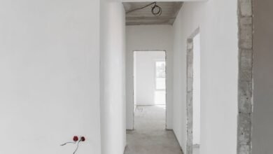 Open doorway between two rooms, a reminder of the doorway effect behind forgetting what you were thinking