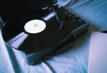 Vinyl record spinning on a turntable, the kind of catchy music that explains why do songs get stuck in your head