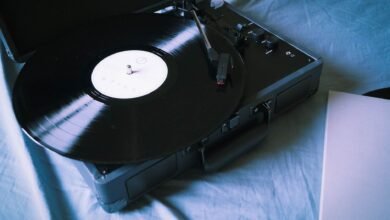 Vinyl record spinning on a turntable, the kind of catchy music that explains why do songs get stuck in your head